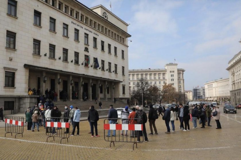 Опашка се изви пред БНБ за монетата с Панайот Пипков