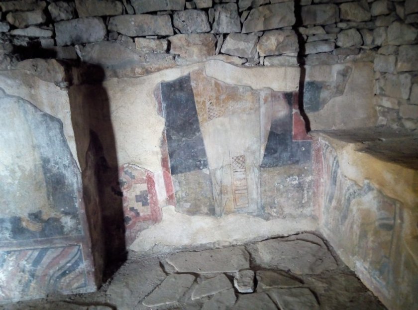 Ерозия изяжда стенописи от XII век в Трапезица