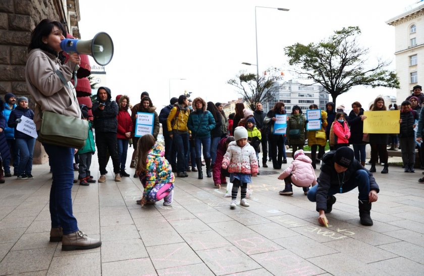 Родители на протест: Незабавно връщане на децата в училище!