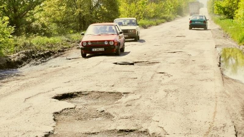 Бавят с години ремонта на пътя за Семково