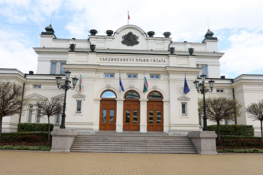 Само в Lupa.bg: Парламентът дава 55 бона за столове и матраци 