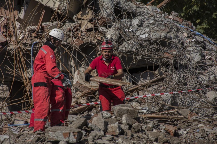 Смъртоносно земетресение чака Турция