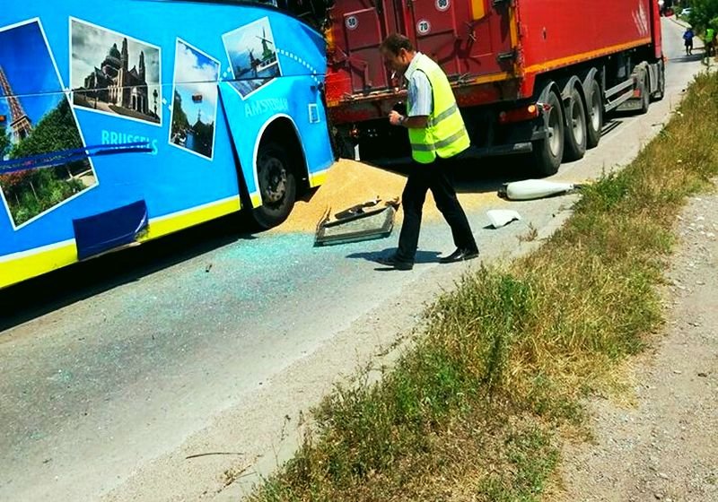Автобус с деца катастрофира край Търговище