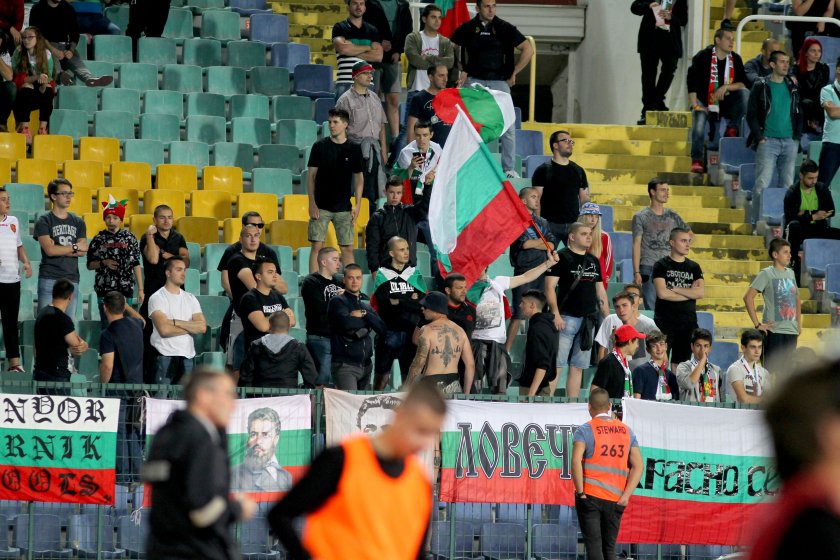 УЕФА наказа България за расизъм