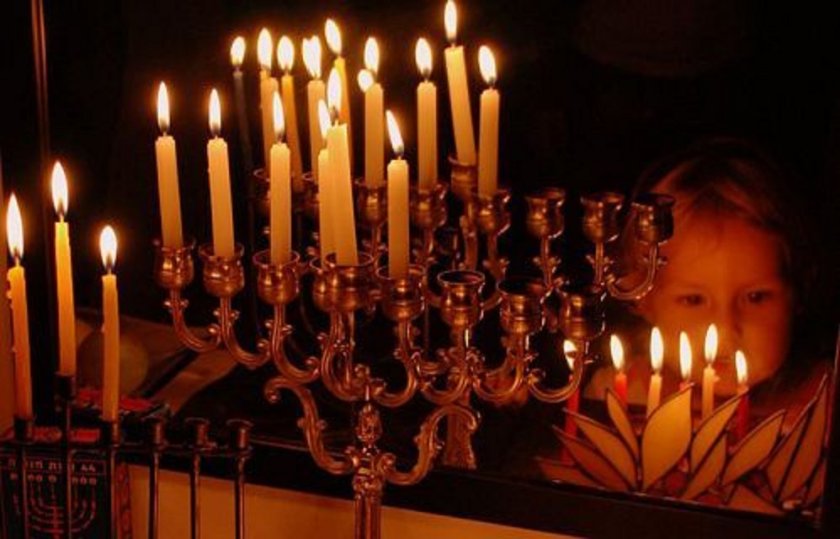 Евреите празнуват най-светлия си празник Ханука