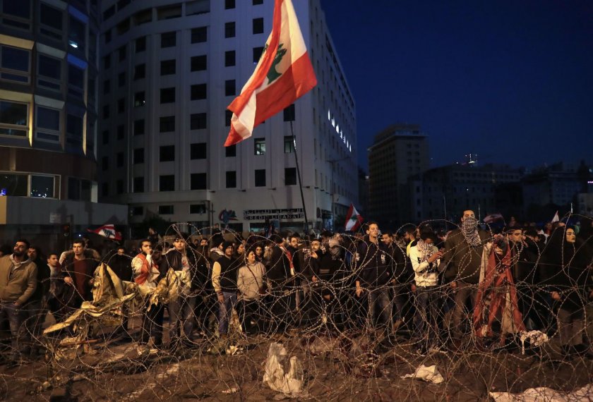 Протестиращи в Ливан блокират пътища заради кризата