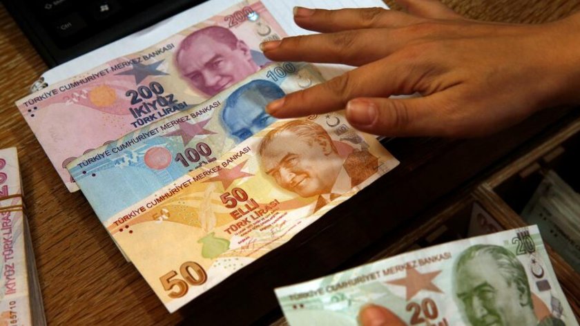Гюрултия: Турците не щат лирата, минават на долари
