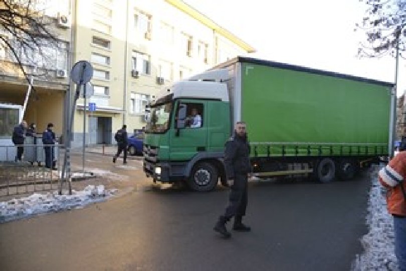 Пристигна камионът,в който се натоварват телата на загиналите в катастрофата на "Струма"