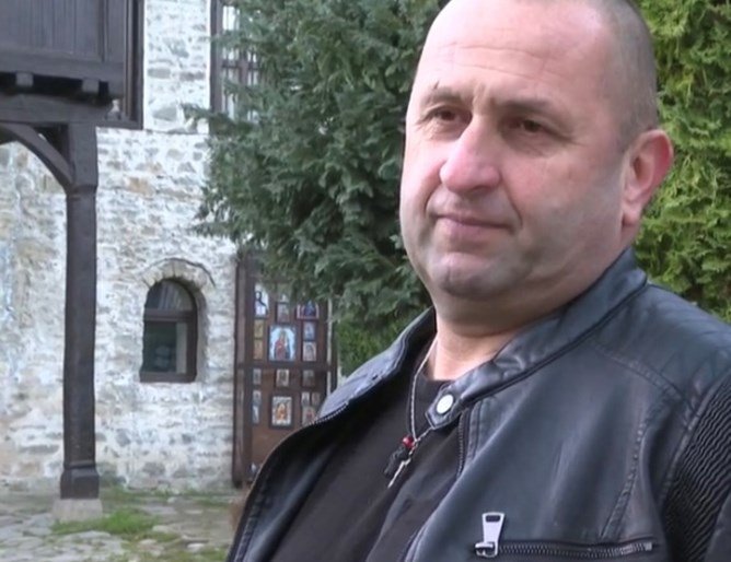 Двойникът на президента Радев работи като охрана на Троянския манастир