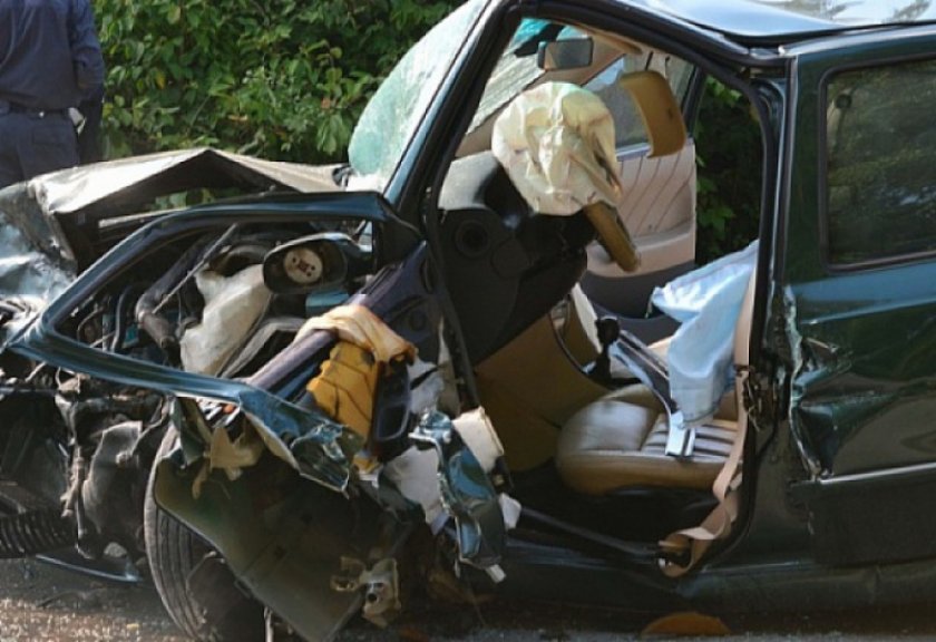 Мистерия: Шофьор и пътници изчезнаха безследно от смачкано пежо