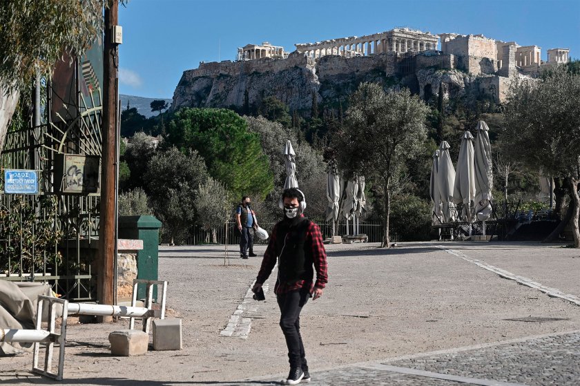 Oмикрон може да застраши туризма в Гърция и Кипър