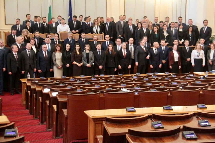 СНИМКАТА НА ДЕНЯ: Депутатите се щракнаха в първия ден на новия парламент