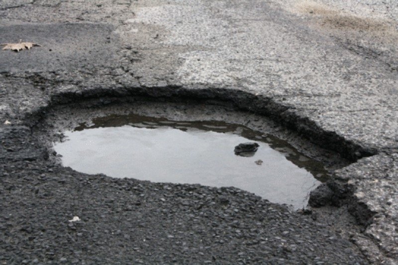 Опасно: Шофьори карат в насрещното заради кратери на пътя Ботевград - Мездра