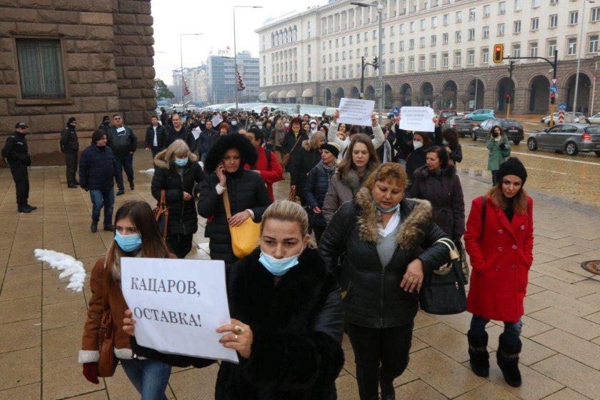 Лекари и студенти искат оставката на Кацаров на бурен протест (СНИМКИ)