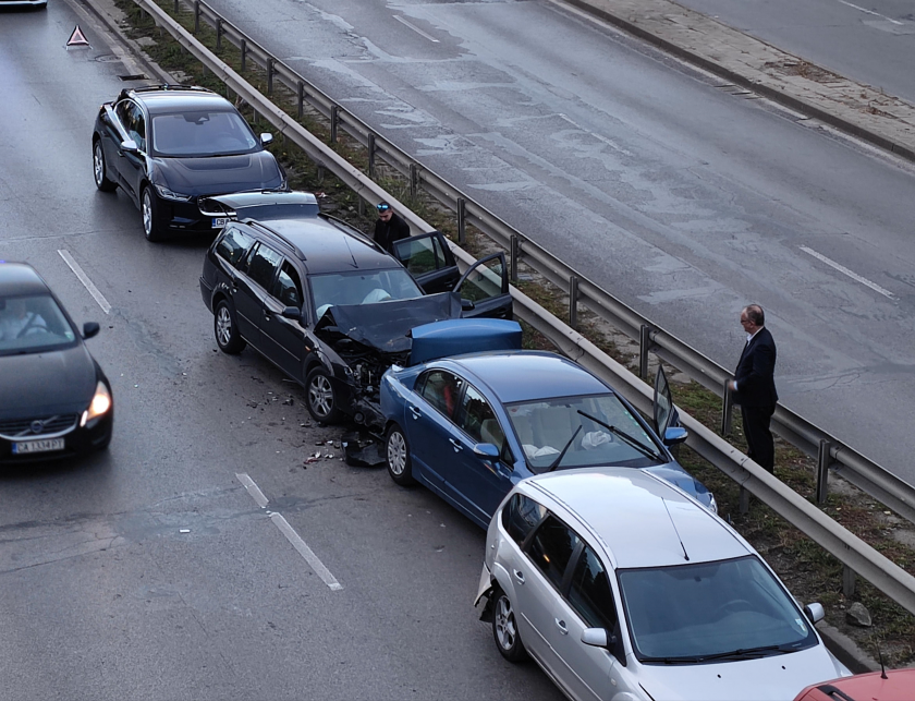 Верижна катастрофа с 6 коли в Хасково