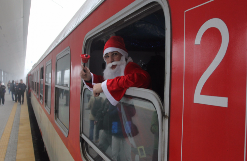 Дядо Коледа пътува с влак от Плевен до Роман, за да зарадва деца сираци