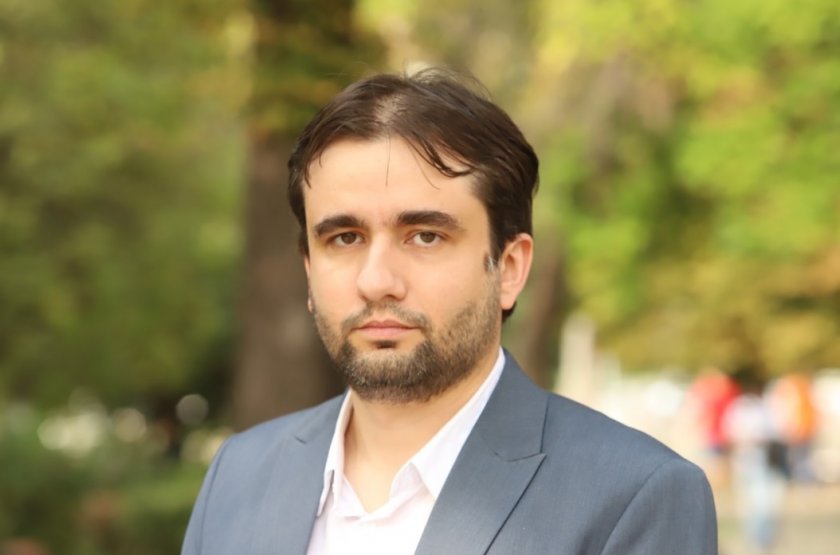 Министър Божидар Божанов издава целите си
