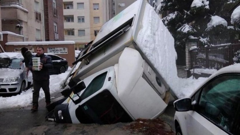 Дупка погълна камион в Белград