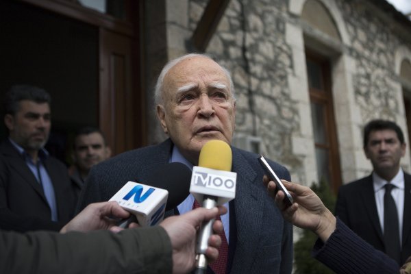 Почина бившият президент на Гърция Каролос Папуляс