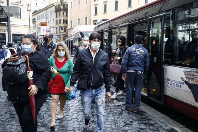 Италия връща задължителното носене на маски на открито