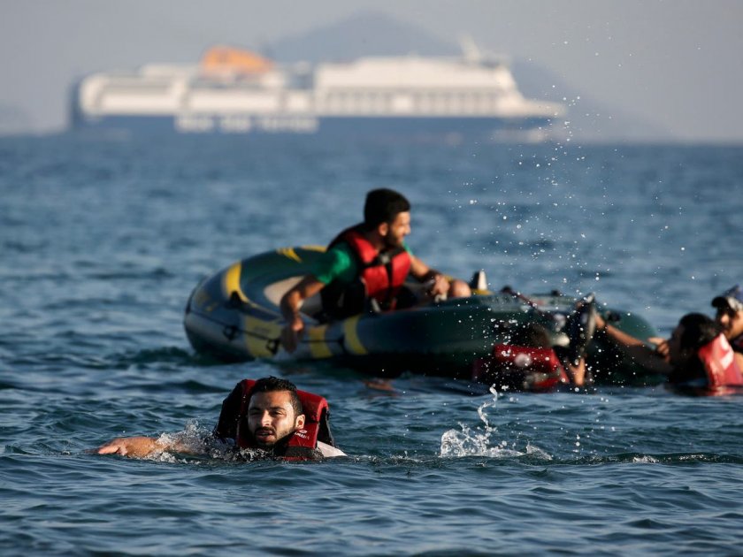 Лодка с мигранти потъна край Гърция