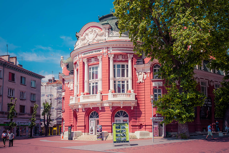 Варненският театър стартира Новата година с "Вечеря за глупаци" и "Кървава сватба"