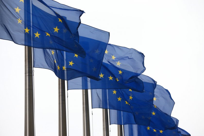 Махнаха флага на ЕС от Триумфалната арка