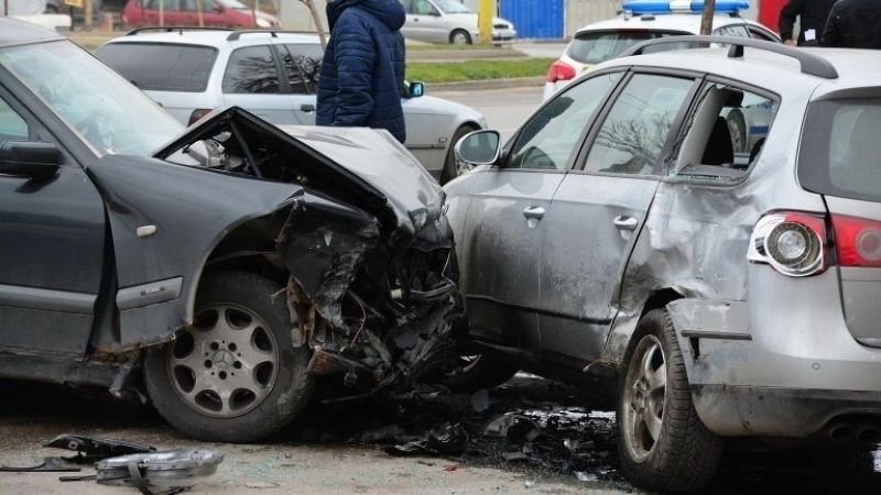 Мъж и жена ранени при сблъсък на две коли край Велико Търново