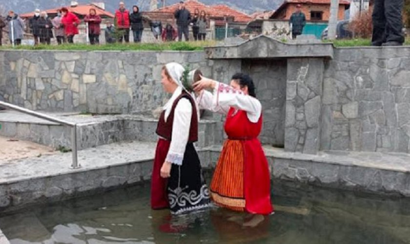 В карловския квартал Сушица окъпаха булка на чешмата в центъра