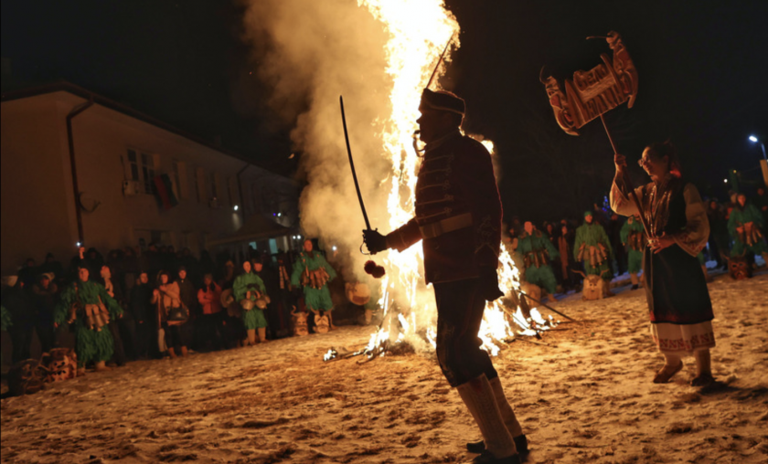 СУРВА 2022: Запалиха ритуалните огньове в Пернишко