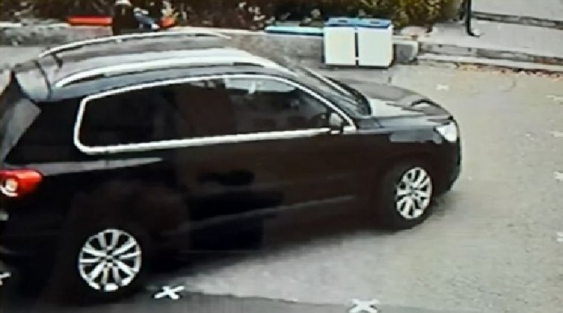 Перничанка влезе с колата си в училищен двор, мина и през стълби