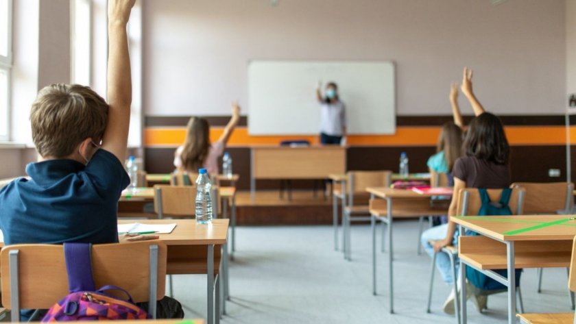 Вариант: Извънредна ваканция на учениците