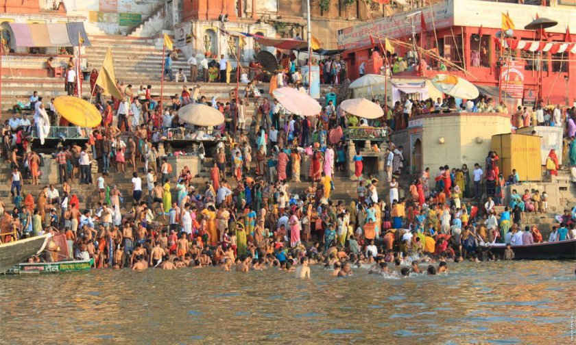 В разрез с ограничителните мерки: Стотици хиляди се струпаха по бреговете на Ганг