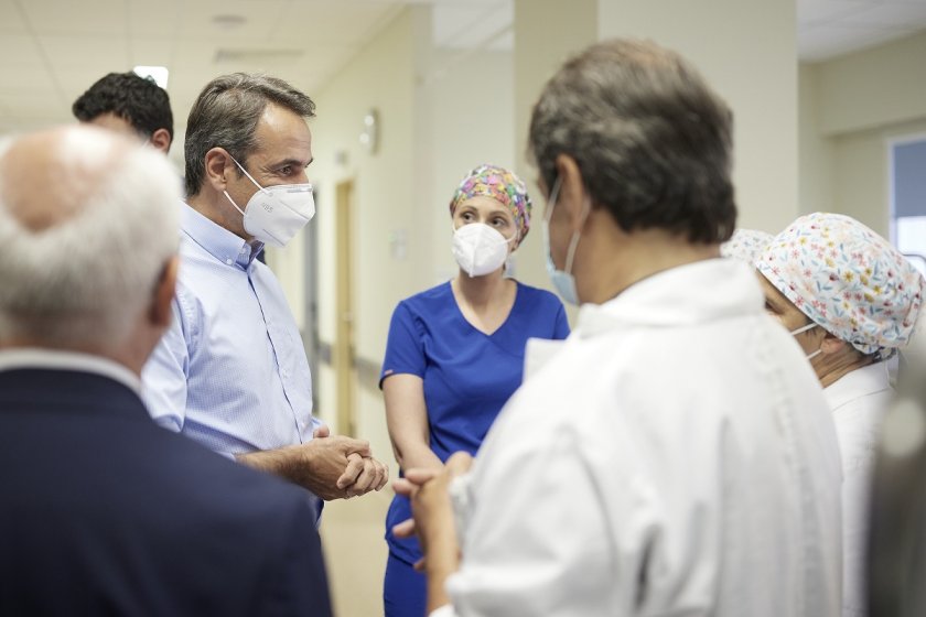 Гърция включва частни лекари за борбата с вируса