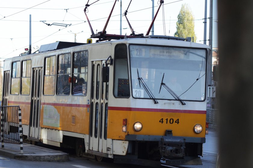 Верижна катастрофа спря движението на трамвай номер 20 в София