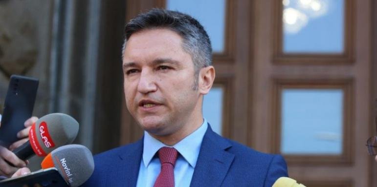 Администрацията на НС напуска сградата на парламента