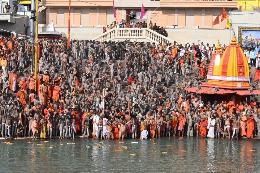 Хиндуисти се събраха за ритуално къпане в Ганг