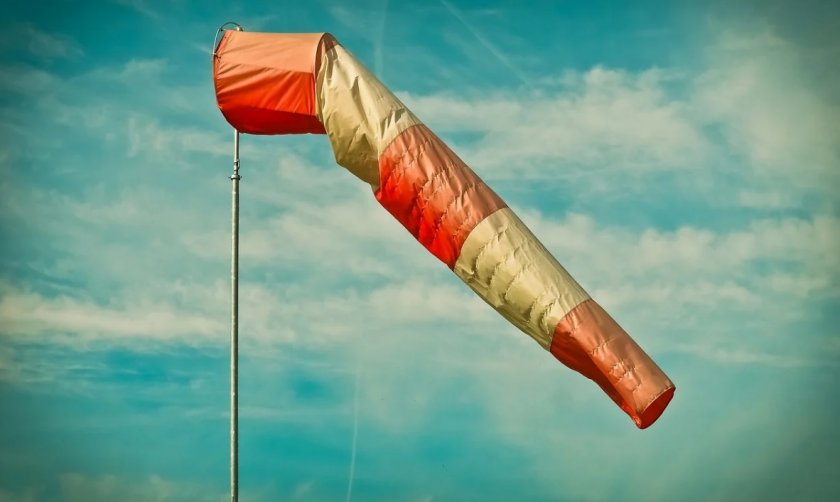 Жълт код за силен вятър в 12 области