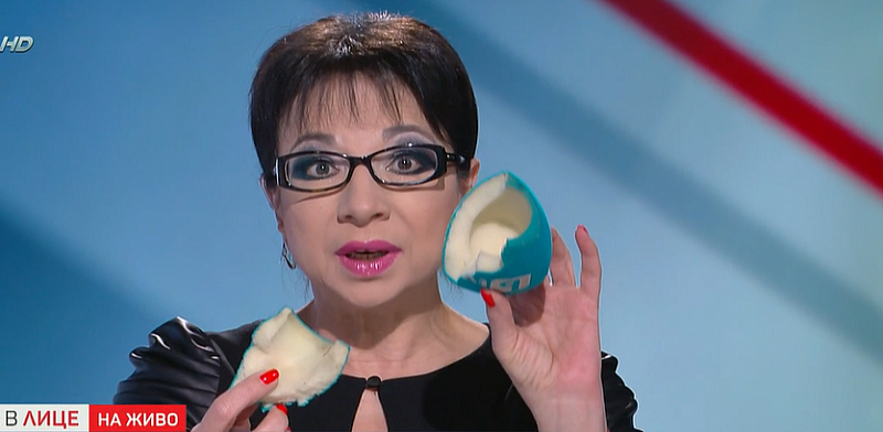 Цветанка Ризова показа счупения микрофон на журналистка от Би Ти Ви
