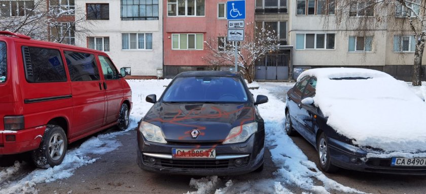 МИЗЕРИЯ в Lupa.bg: Простак нашари колата на съсед заради паркомясто (СНИМКИ)