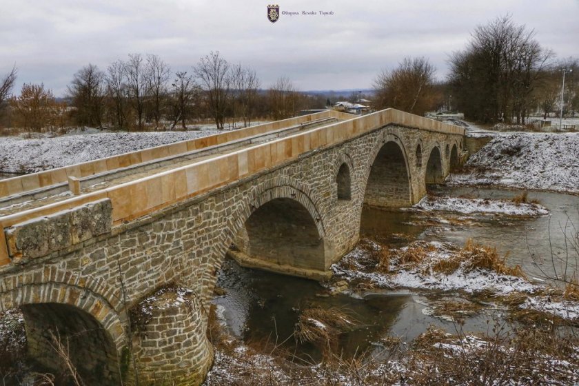Ремонтът на 300-годишен мост в Дебелец – пълна гавра