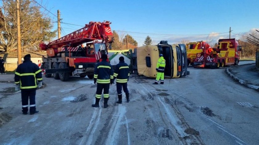 Цистерна със сярна киселина се преобърна във Видинско