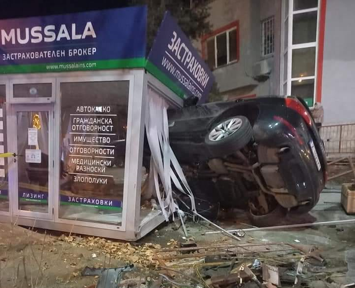 Шофьор се заби в застрахователен офис във Видин (СНИМКИ)