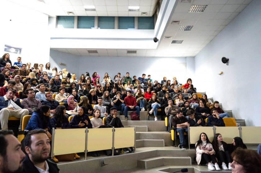 Срещу 4 млн. лева: Чужди студенти ще учат български