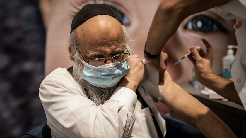 Израелското правителство препоръчва четвърта, допълнителна бустер доза, от ковид-19 ваксините