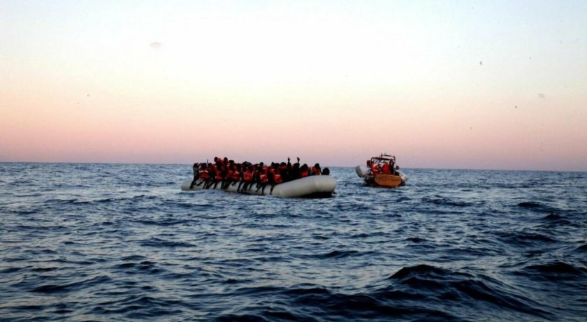 Поне седем нелегални мигранти, плаващи с лодка към средиземноморския остров