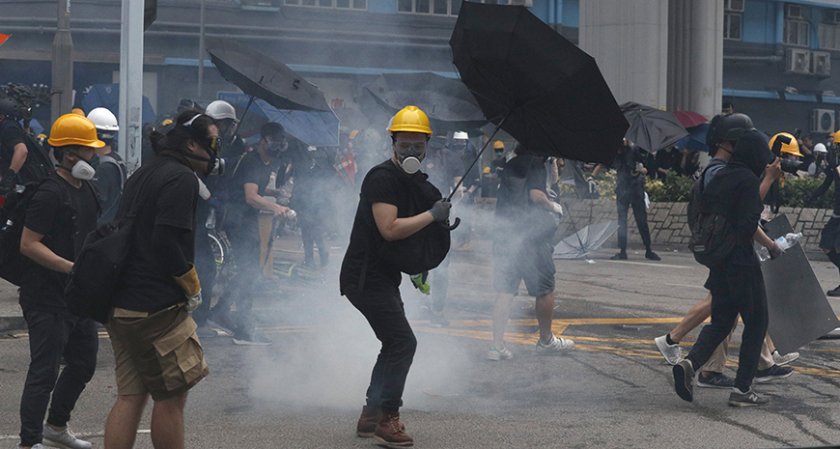 Гонят демонстранти със сълзотворен газ в Хонконг