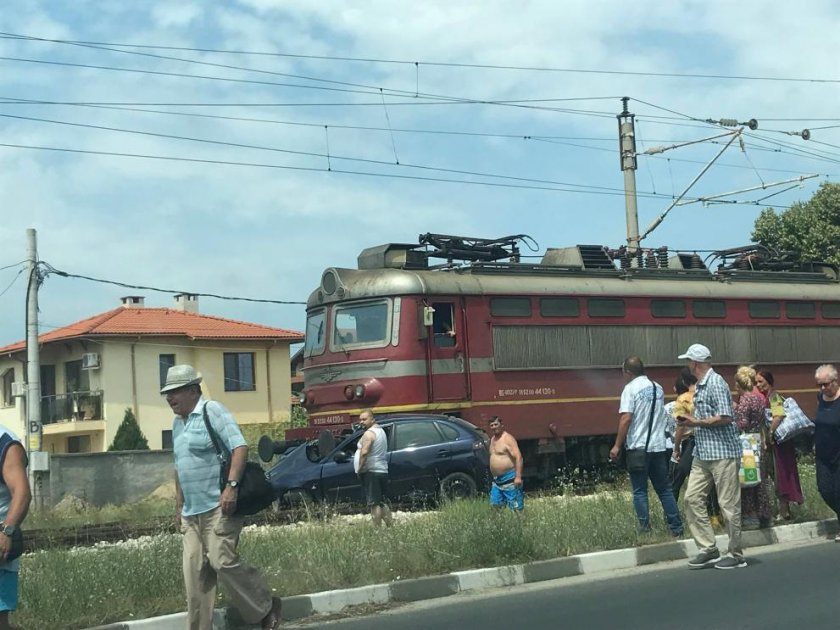 Влак се вряза в кола край Пловдив, има загинал