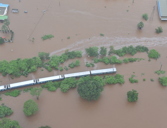 Спасиха 1000 пътници, сред които бременни, от наводнен влак