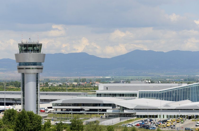 Стотици дремят на летището заради „България еър”